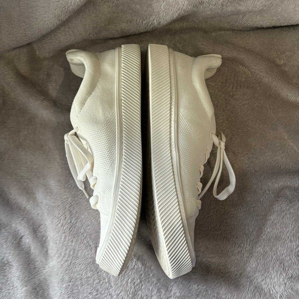 Cariuma White Knit Low-Top Sneakers with Green Details - Picture 4 of 9